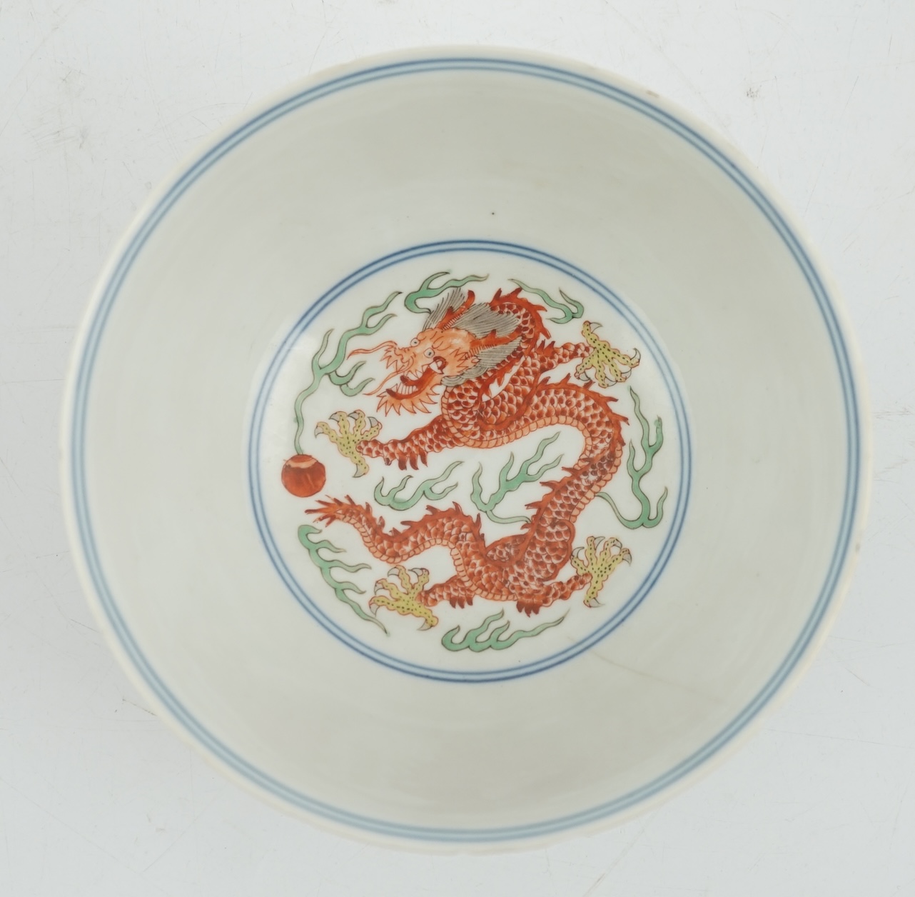 A Chinese wucai ‘dragon and phoenix’ bowl, early 20th century, diameter 15cm